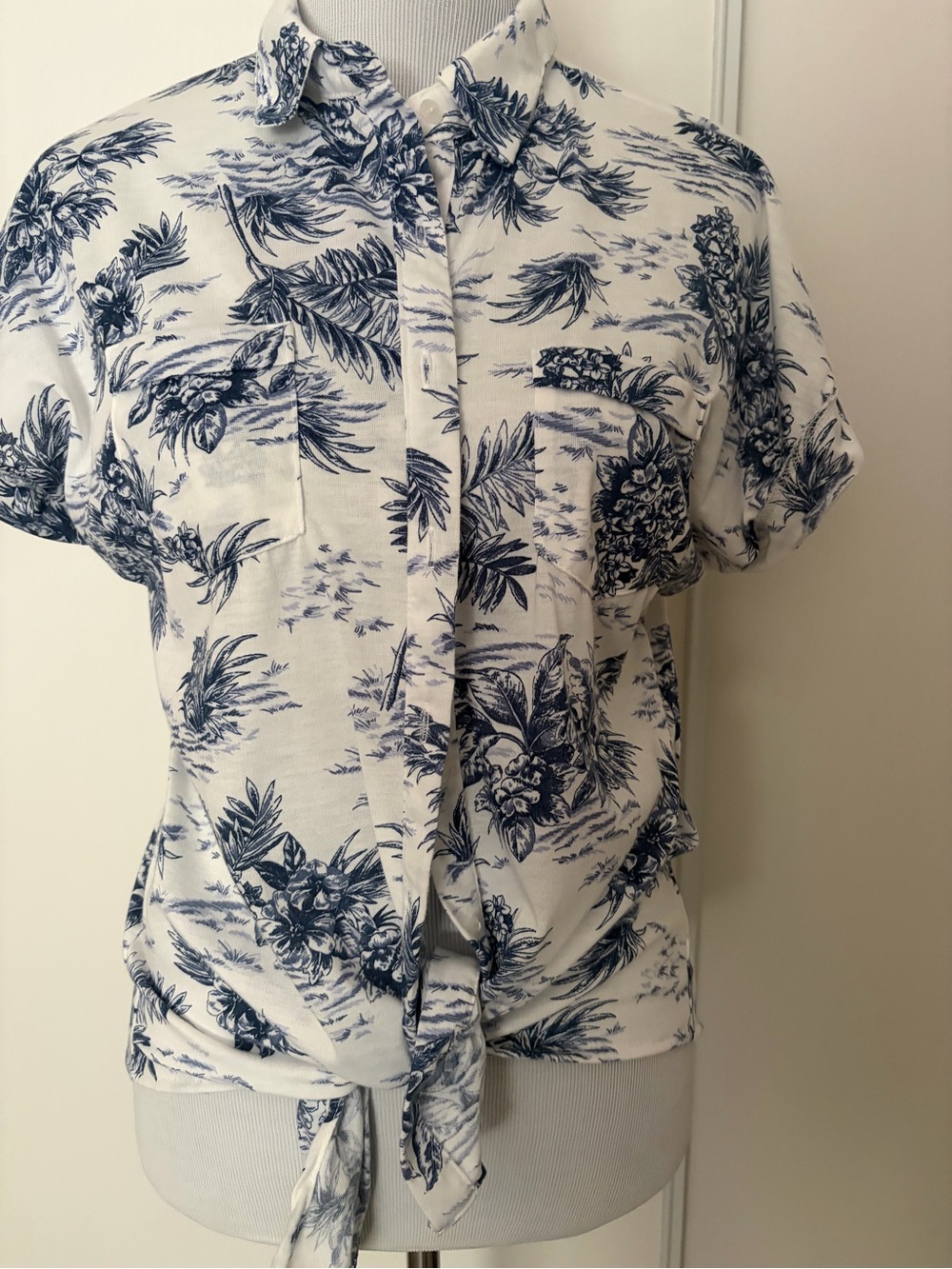 Eden & Olivia Blue Floral Print Button-Up Top